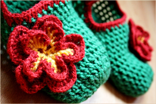 http://zoomyummy.com/wp-content/uploads/2010/02/crochet-flower-detail-i.jpg