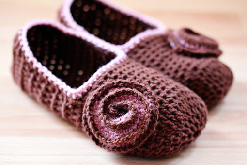 http://zoomyummy.com/wp-content/uploads/2011/01/brown-slippers-3.jpg