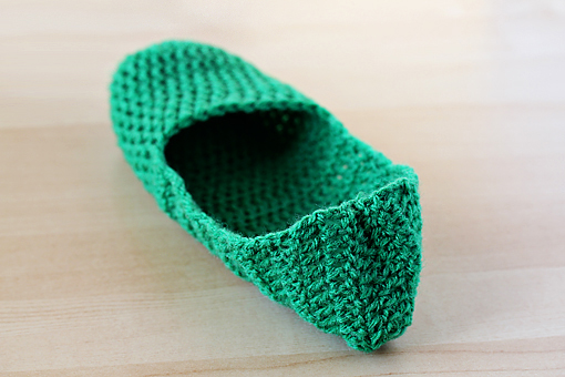 http://zoomyummy.com/wp-content/uploads/2011/01/how-to-make-simple-crochet-slippers-111.jpg