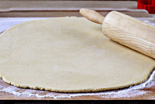Pie pops recipe with step by step pictures. Then place the dough on floured surface and roll it out into about 0.1-0.2 inch (3-5 mm) thickness.