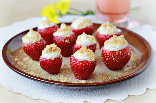 http://zoomyummy.com/wp-content/uploads/2012/06/cheesecake-stuffed-strawberries-11-d.jpg