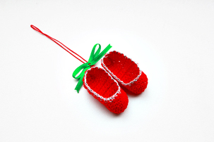 Mini Crochet Slippers (FREE PATTERN) crochet mini slippers pattern
