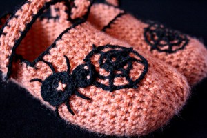 Halloween Slippers - BOOtiful! halloween slippers, crochet Halloween slippers, how to make crochet slippers, crochet slippers tutorial, easy simple crochet slippers tutorial