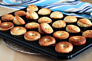Cheesy Herbed Popovers cheesy-herbed-popovers-recipe