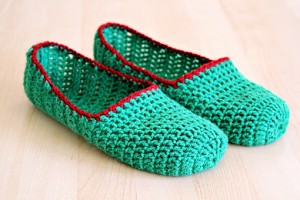 Crochet Slippers (FREE PATTERN!) crochet slippers, free pattern, how to make crochet slippers, how to make simple crochet slippers, crochet slippers tutorial, simple crochet slippers tutorial, easy crochet slippers tutorial, tutorial, pictures, step by step, images, etsy, free