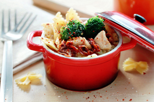 Cheesy Pasta With Chicken, Broccoli And Sun Dried Tomatoes