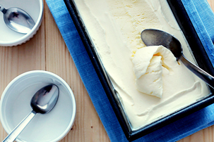 Easy Homemade Vanilla Ice Cream Without a Machine Easy Homemade Vanilla Ice Cream Without a Machine
