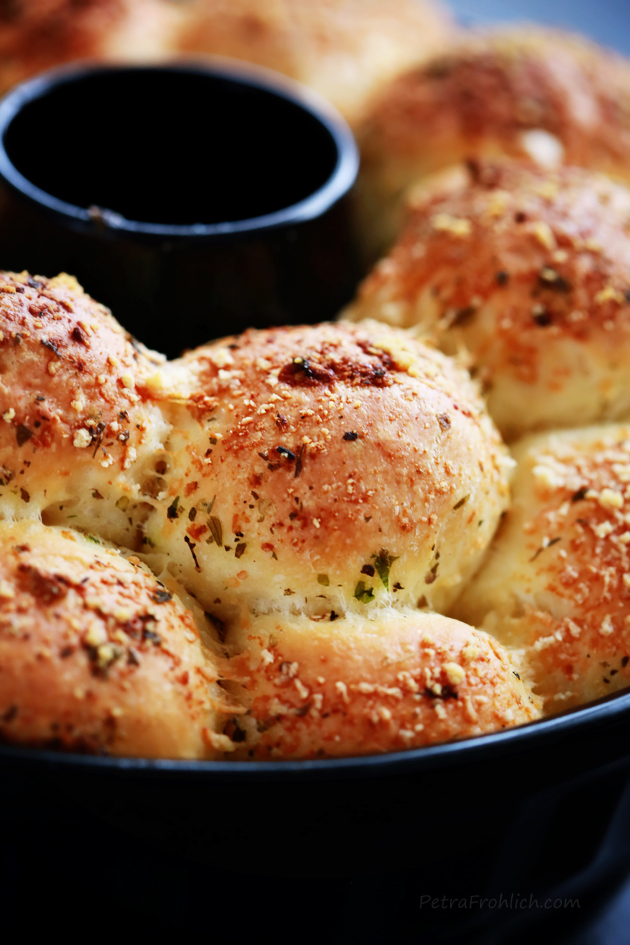 Garlic Parmesan Pull-Apart Bread « Baking « Zoom Yummy – Crochet, Food ...